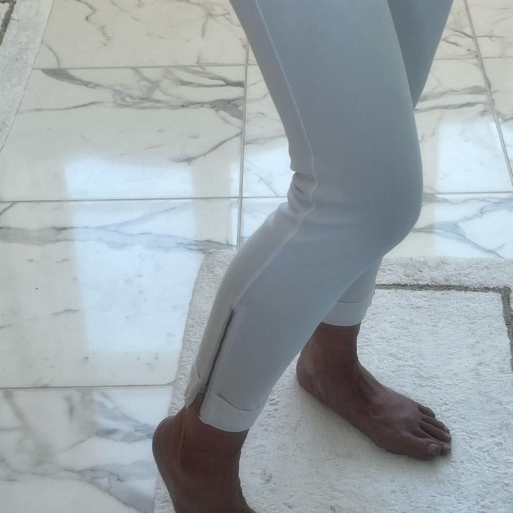 White jean Lysse leggings with zipper cuffs.